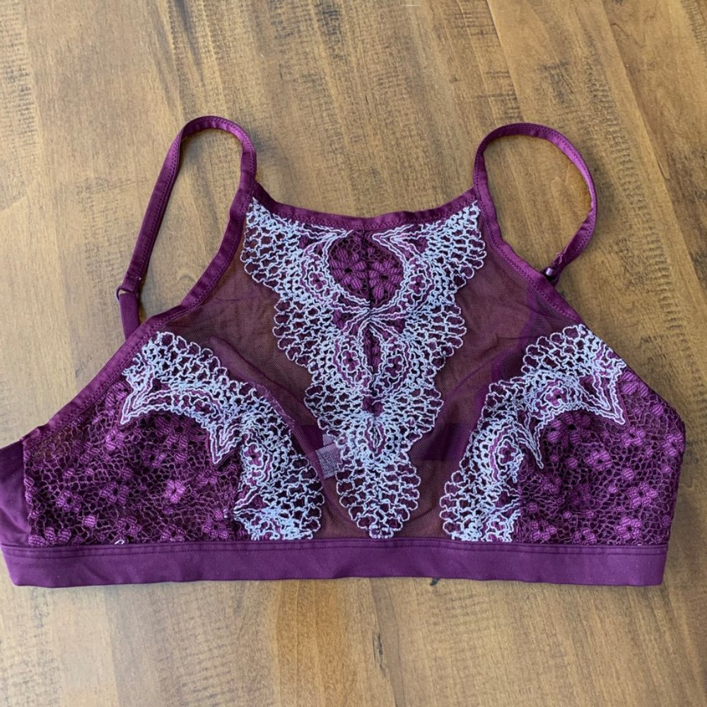 Victoria's Secret Lacy Bra - Picture 1 of 5